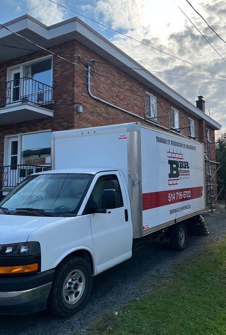 Camion entrepreneur BBR Maçonnerie, réparation de briques à McMasterville