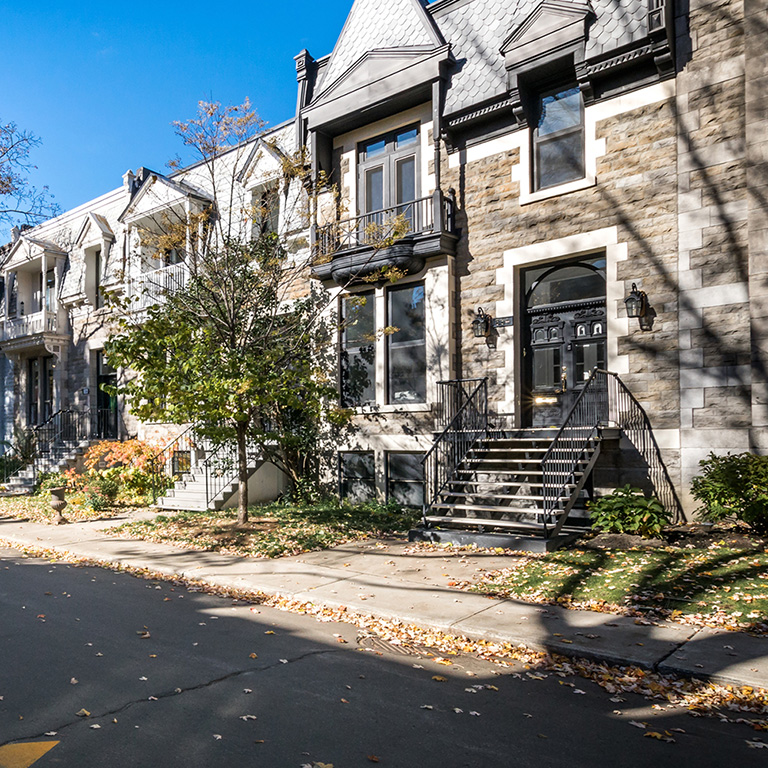 Maçonnerie d'un bâtiment en briques et en pierres à Montréal