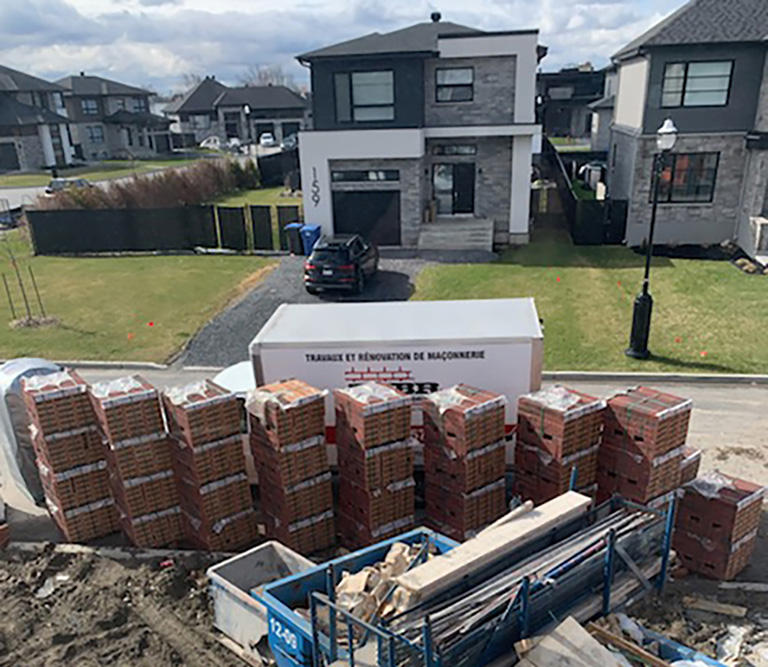 Pose de briques neuves sur un chantier à Saint-Hubert