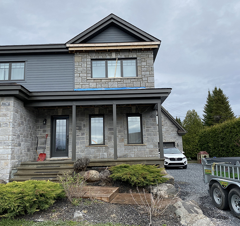 Installation de pierres par un maçon et un briqueteur à Boucherville