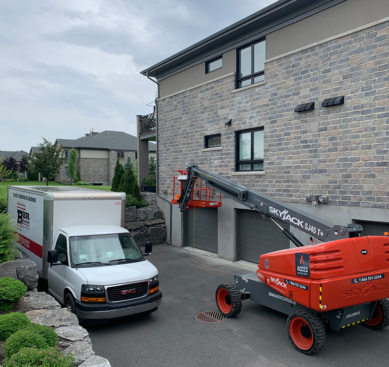 Travaux de maçonnerie avec un équipement spécialisé dans la région de Boucherville